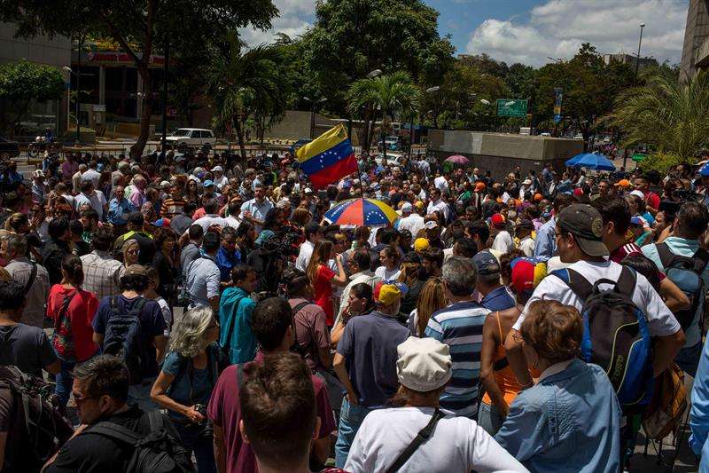 Decenas de opositores se concentran frente a la sede de la ONU hoy, lunes 12 de marzo de 2018, en Caracas (Venezuela). EFE