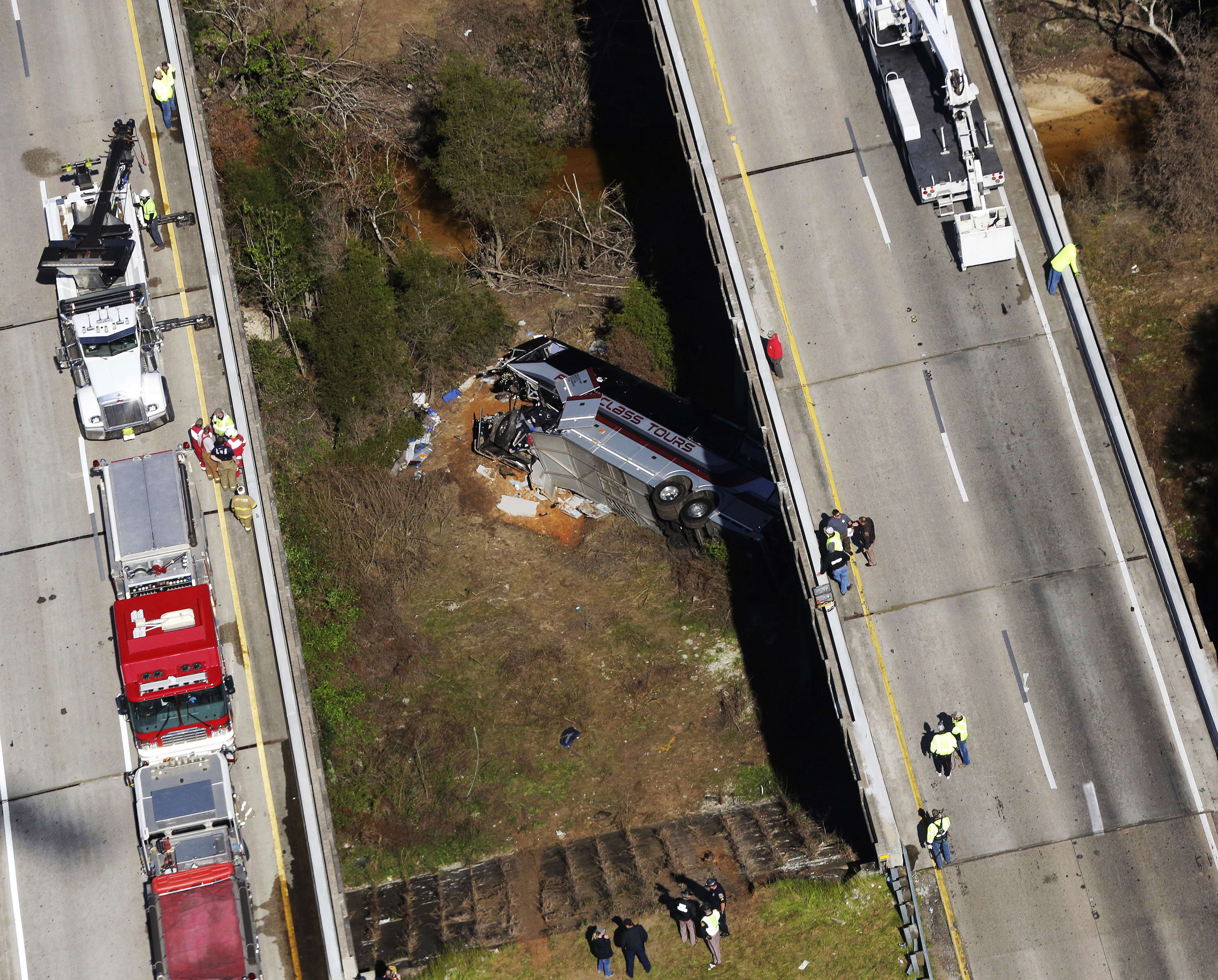 Los equipos de rescate trabajan en la escena de un accidente mortal de autobuses charter el en Loxley, Alabama. Foto: AP