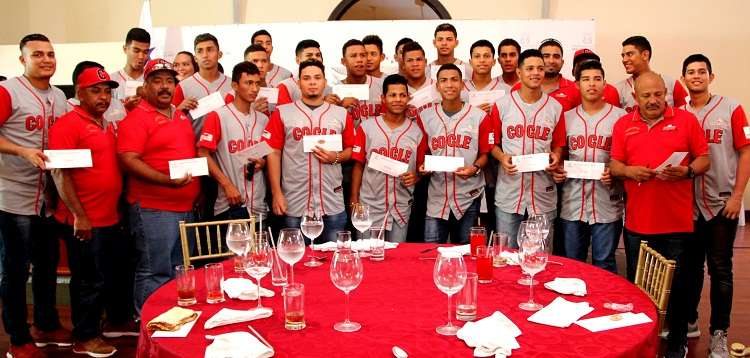 Jugadores del equipo de Coclé posan con sus cheques. Foto: Pandeportes