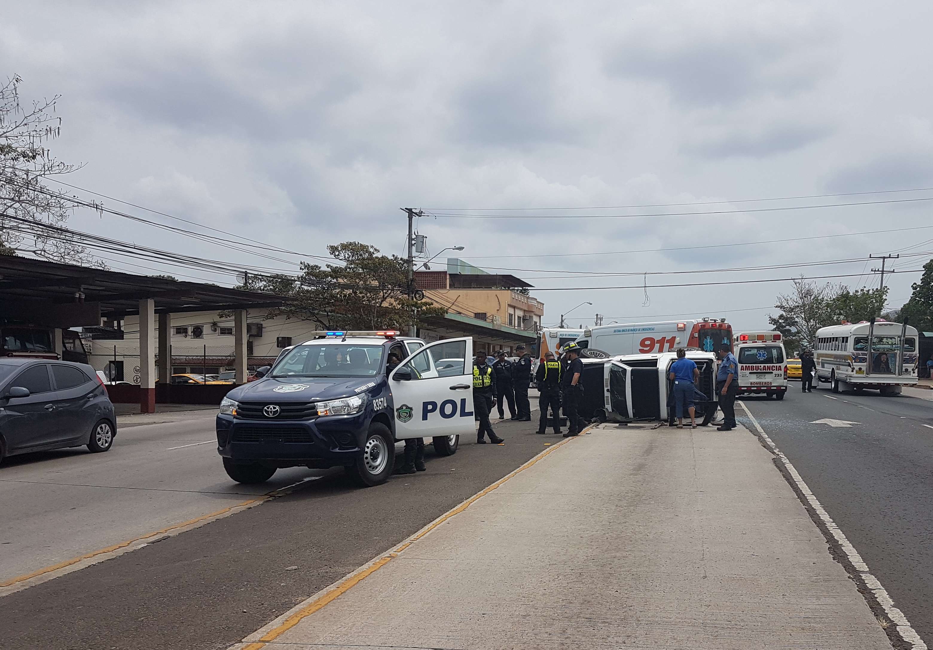 Producto del fuerte impactó la ambulancia terminó volcada luego de que la puerta se le desprendió al igual que la defensa delantera. Foto: Raimundo Rivera