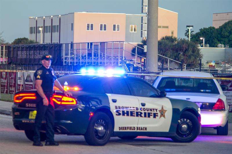 Oficiales de la policía hacen guardia tras el tiroteo registrado el 14 de febrero de 2018, en la escuela secundaria Marjory Stoneman Douglas de la ciudad de Parkland, en el sureste de Florida (Estados Unidos). EFE