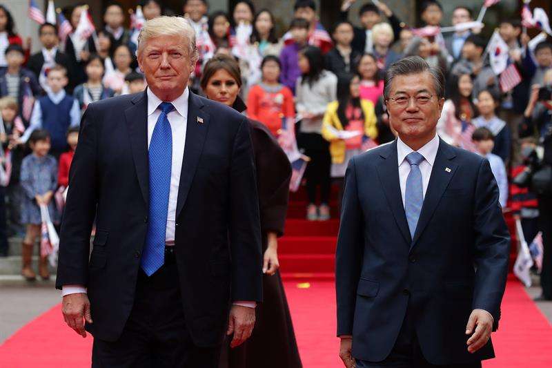 En la imagen, el presidente surcoreano, Moon Jae-in (dcha), y su homólogo estadounidense, Donald J. Trump. EFE Archivo