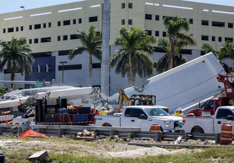  La recuperación de los cuerpos que quedan bajo los escombros del puente peatonal en construcción que se derrumbó este jueves sobre la conocida Calle Ocho de Miami es la prioridad de las autoridades. EFE