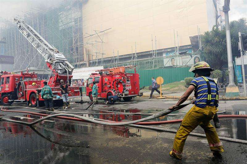 Un bombero saca una manguera durante la extinción de un incendio en un hotel y casino en Manila, Filipinas. EFe