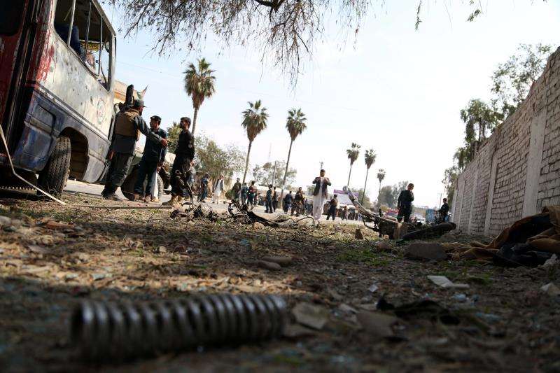 Agentes de las Fuerzas de Seguridad inspeccionan el lugar donde se ha producido una explosión en Jalalabad (Afganistán). EFE