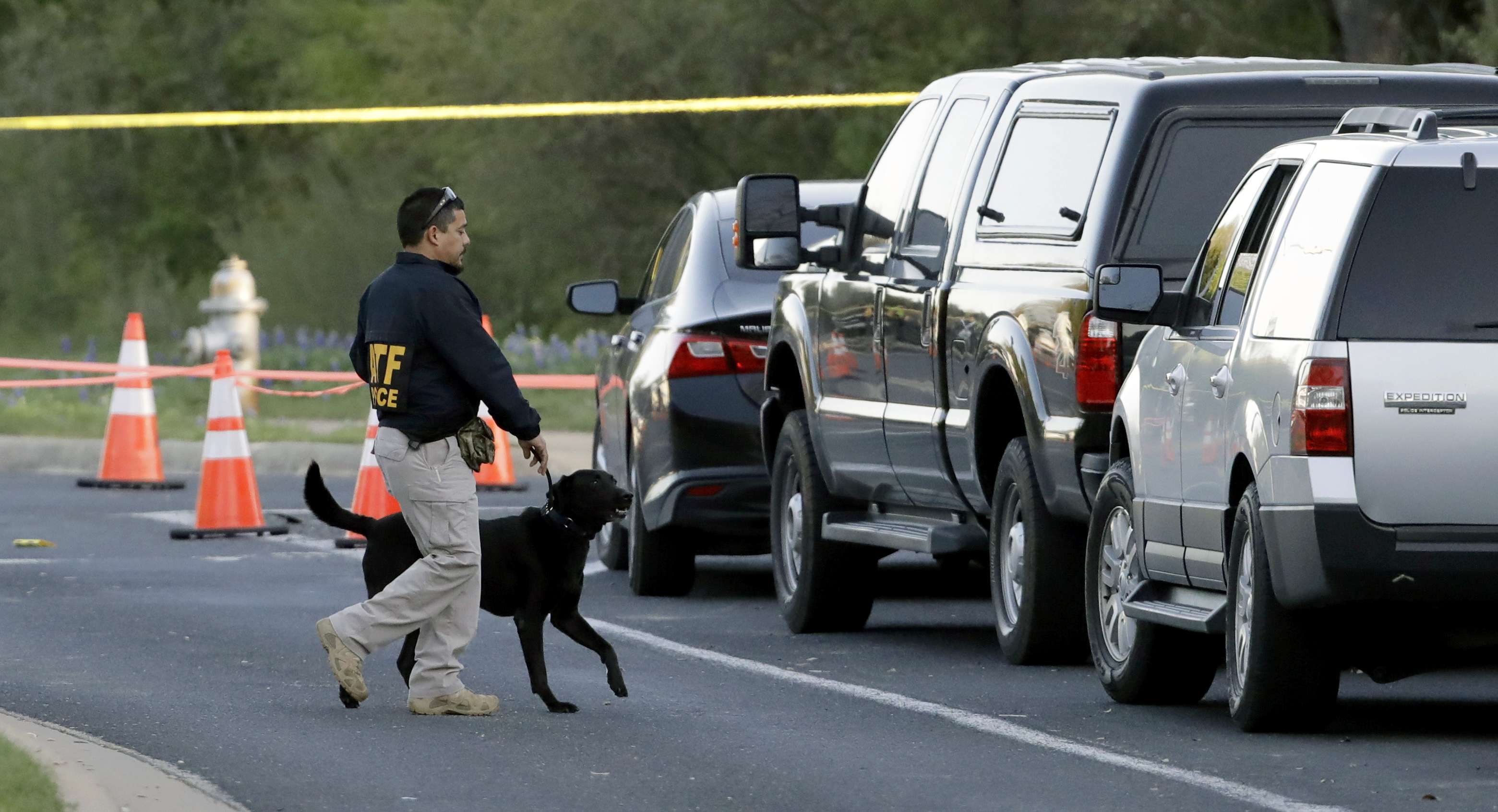Un agente de la Oficina de Alcohol, Tabaco, Armas de Fuego y Explosivos trabaja con su perro cerca del sitio de la explosión mortal. Foto: AP