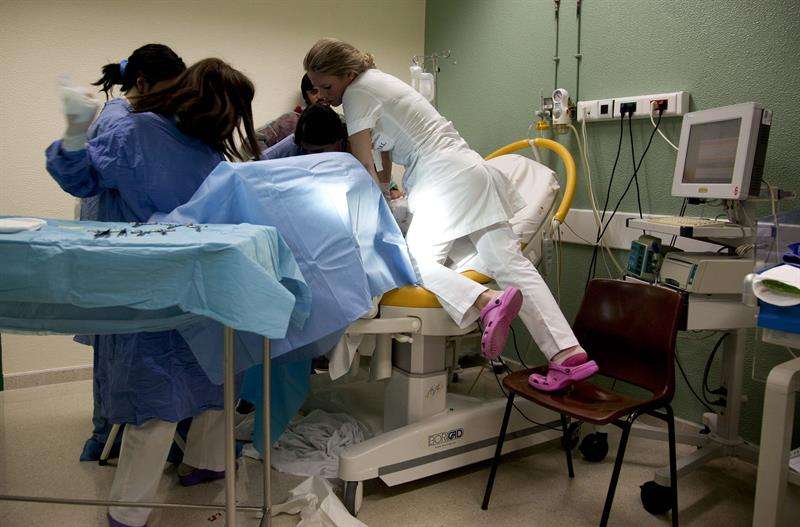 Doctores y enfermeras durante un trabajo de parto en el Hospital de Leiria, en Portugal. EFE Archivo