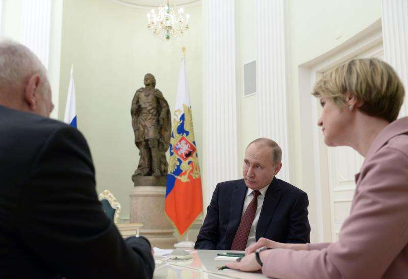 El presidente ruso, Vladimir Putin (c), conversa con el copresidente de su campaña en el Kremlin en Moscú (Rusia) este 19 de marzo. Foto: EFE
