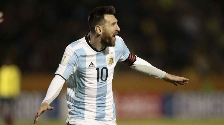 Lionel Messi se incorporó hoy los entrenamientos de la selección argentina. Foto: EFE