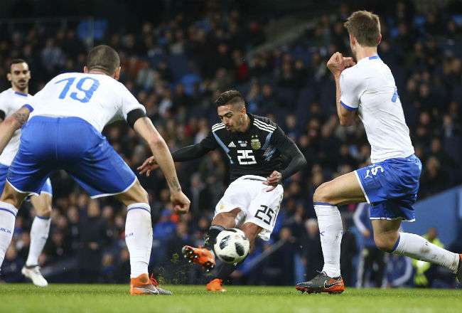 Manuel Lanzini (c.) marcó el segundo gol de Argentina. AP