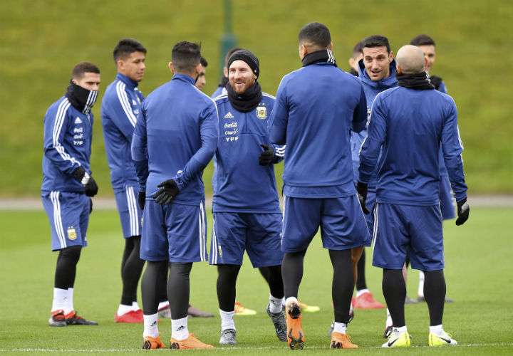 Lionel Messi conversa con sus compañeros de la Selección de Argentina, durante los entrenamientos en el City Football Academy, en Manchester. Foto AP