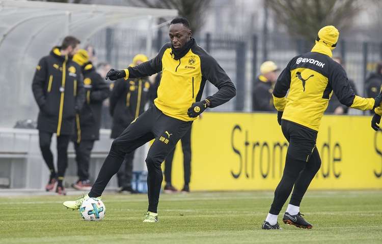 Usain Bolt durante su entrenamiento con el Borussia Dortmund. Foto: AP