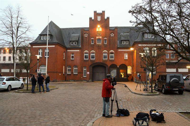eriodistas apostados frente a la cárcel de la localidad de Neumünster, al sur de Kiel, donde ingresó ayer el expresidente catalán Carles Puigdemont tras su detención en Alemania. EFE