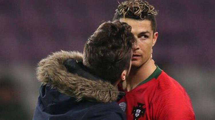 Momento en que el aficionado besa al jugador de Real Madrid, Cristiano Ronaldo. Foto: EFE