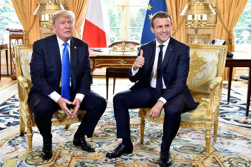 En la imagen, el presidente estadounidense, Donald Trump (i), junto a su homólogo francés, Emmanuel Macron (d).  Foto: EFE Archivo