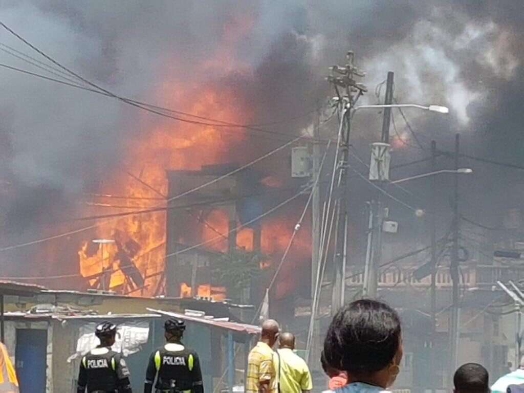 Incendio en un caserón de Madera. Vídeo: @AlexisC09