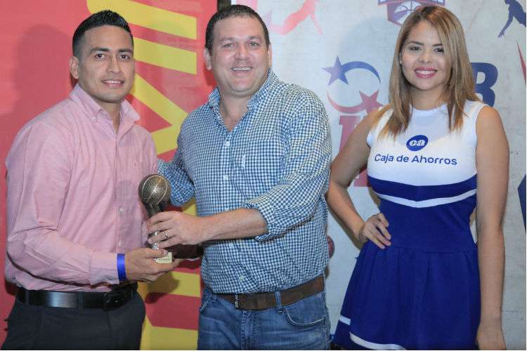 Joel Muñoz, armador de los Toros de Chiriquí, fue el Jugador Más Valioso del torneo. Fotos: LPB