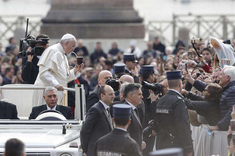 El papa Francisco bebe mate a su llegada a la audiencia general de los miércoles en la plaza de San Pedro del Vaticano hoy, 28 de marzo de 2018. EFE