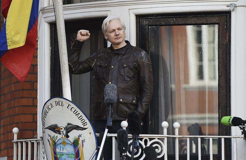 En la imagen, el fundador de WikiLeaks, Julian Assange, en el balcón de la embajada ecuatoriana en Londres, Reino Unido. EFE/Archivo