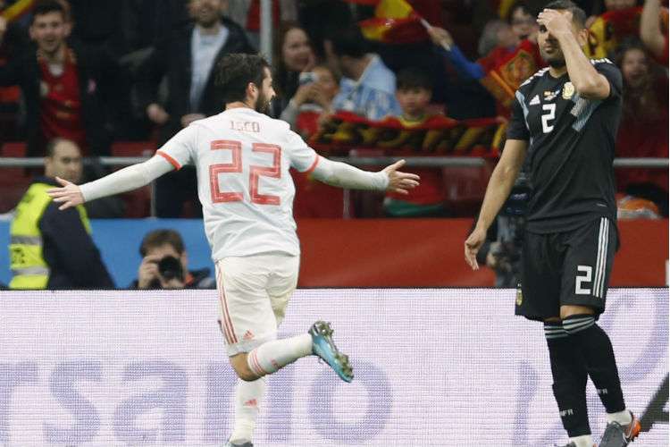 Isco celebra una de sus tres anotaciones, en la victoria de España 6-1 ante Argentina. Foto AP