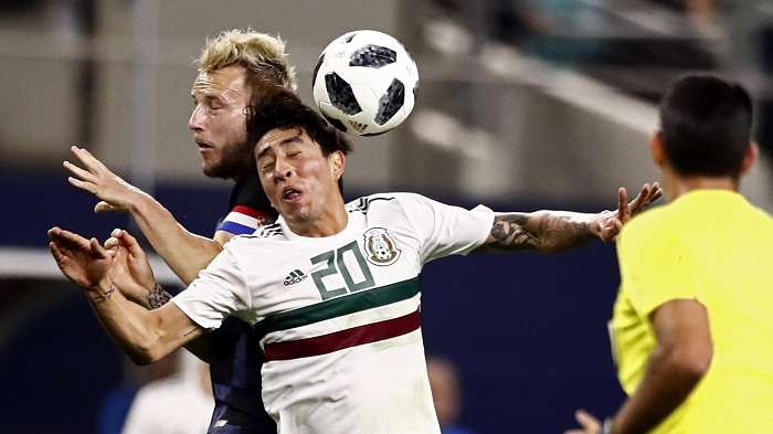 El jugador Omar Govea (d) de México disputa el balón con Ivan Rakitic (i) de Croacia. /EFE