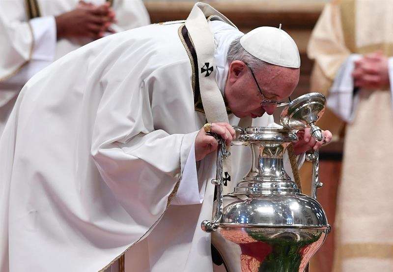 El papa Francisco observa el interior de un ánfora que contiene los santos óleos mientras oficia la misa crismal en la basílica de San Pedro del Vaticano, hoy, 29 de marzo de 2018. EFE