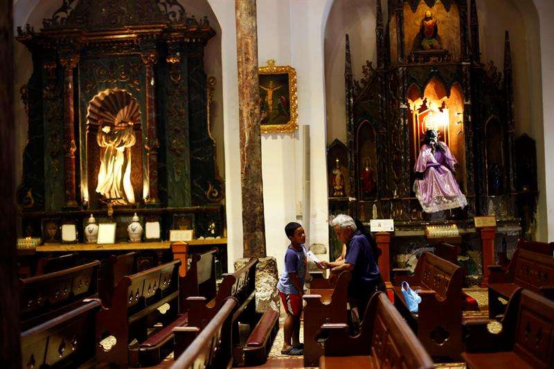 Una mujer reza en la iglesia Nuestra Señora de La Merced . Foto: EFE 