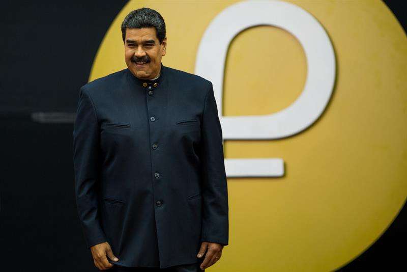 El valor de los 100 millones de petros que el Gobierno de Venezuela ha puesto a la venta equivale al del barril de petróleo del país caribeño en el mercado internacional y que cerró en 59,88 dólares de promedio el viernes pasado. EFE