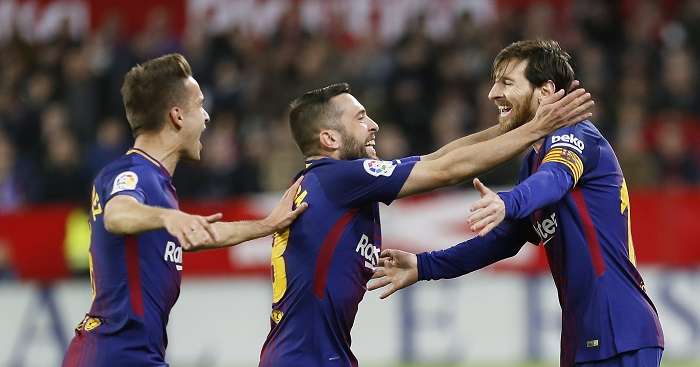 El delantero argentino del FC Barcelona Leo Messi (d) celebra con sus compañeros su gol, el segundo del equipo ante el Sevilla./ EFE
