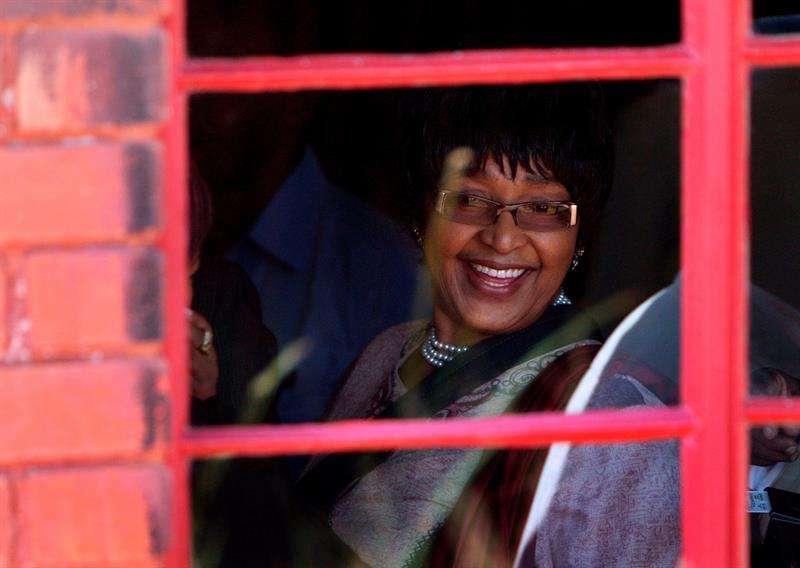 Foto en vida de la activista Winnie De mandela. Foto/EFE