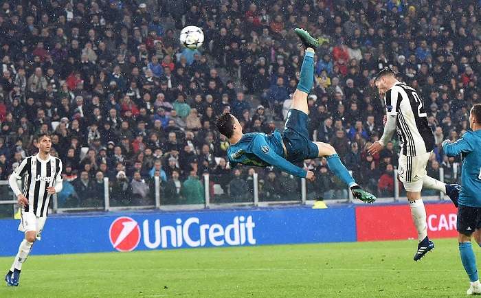Cristiano Ronaldo ensaya su remate espectacular. / EFE