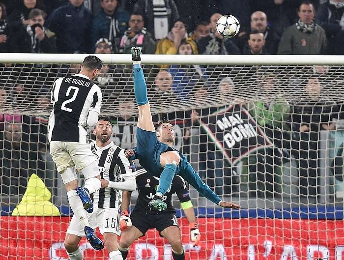 Cristiano Ronaldo (d) de Real Madrid anota el 2-0 ante Juventus hoy, martes 3 de abril de 2018, durante un partido de los cuartos de final de la Liga de Campeones./ EFE
