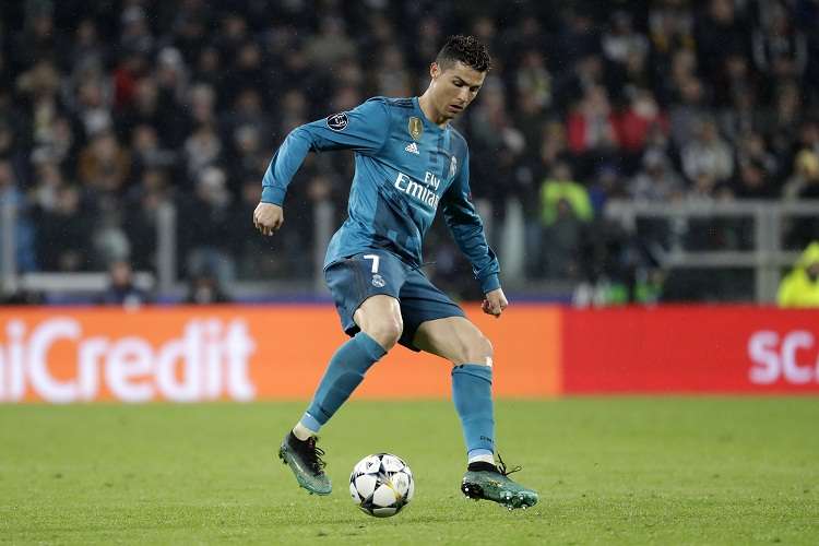 Cristiano Ronaldo domina el balón en el partido ante la Juventus. Foto: AP