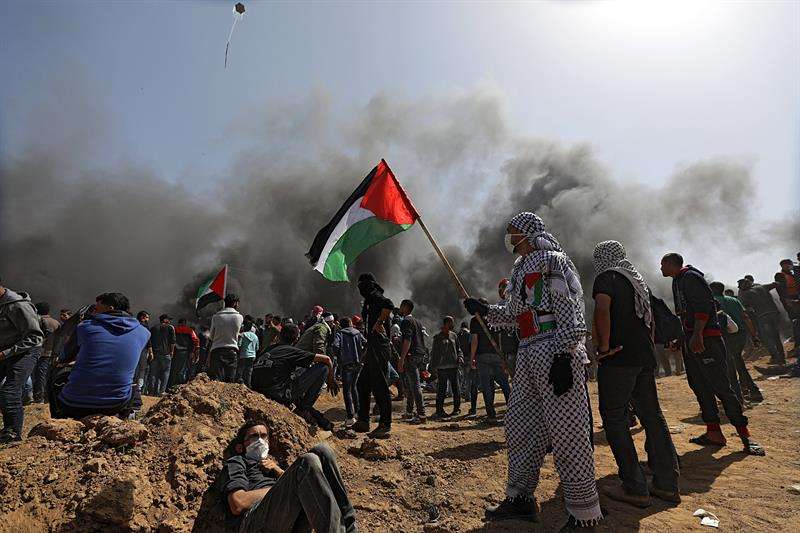 Manifestación de palestinos en frontera con Israel. Foto/EFE