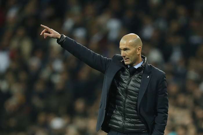 Zinedine Zidane acusó al Barcelona de romper la tradición cuando no le hizo el pasillo al Real Madrid en el más reciente clásico. / AP