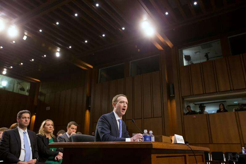 Mark Zuckerberg testificando ante el Senado de Estados Unidos. Foto/EFE