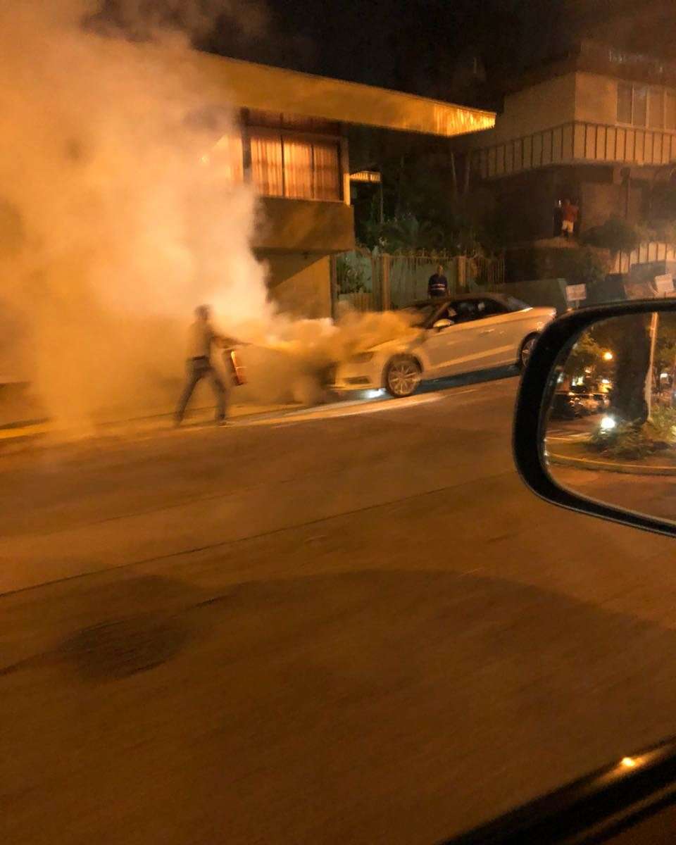 Moradores apagan el incendio del vehículo. Foto: @TraficoCPanama