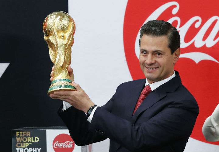 El presidente de México Enrique Peña Nieto recibe en la residencia presidencial de Los Pinos, en Ciudad de México (México) hoy, la Copa del Mundo, que se disputará en Rusia. Foto EFE
