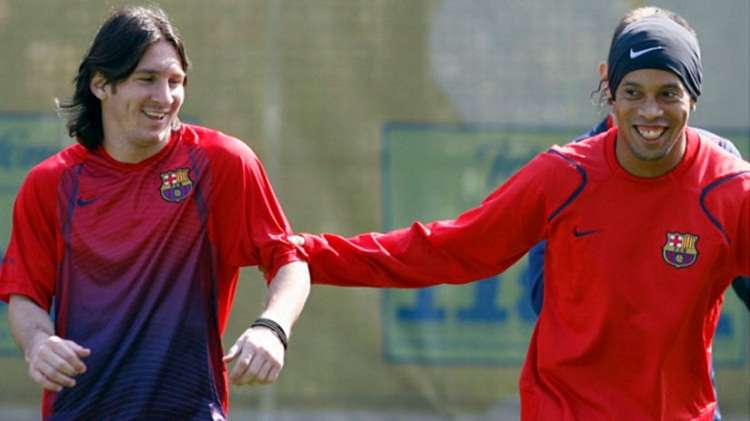 Ronaldinho y Lionel Messi durante un entrenamiento del Barcelona. Foto: EFE