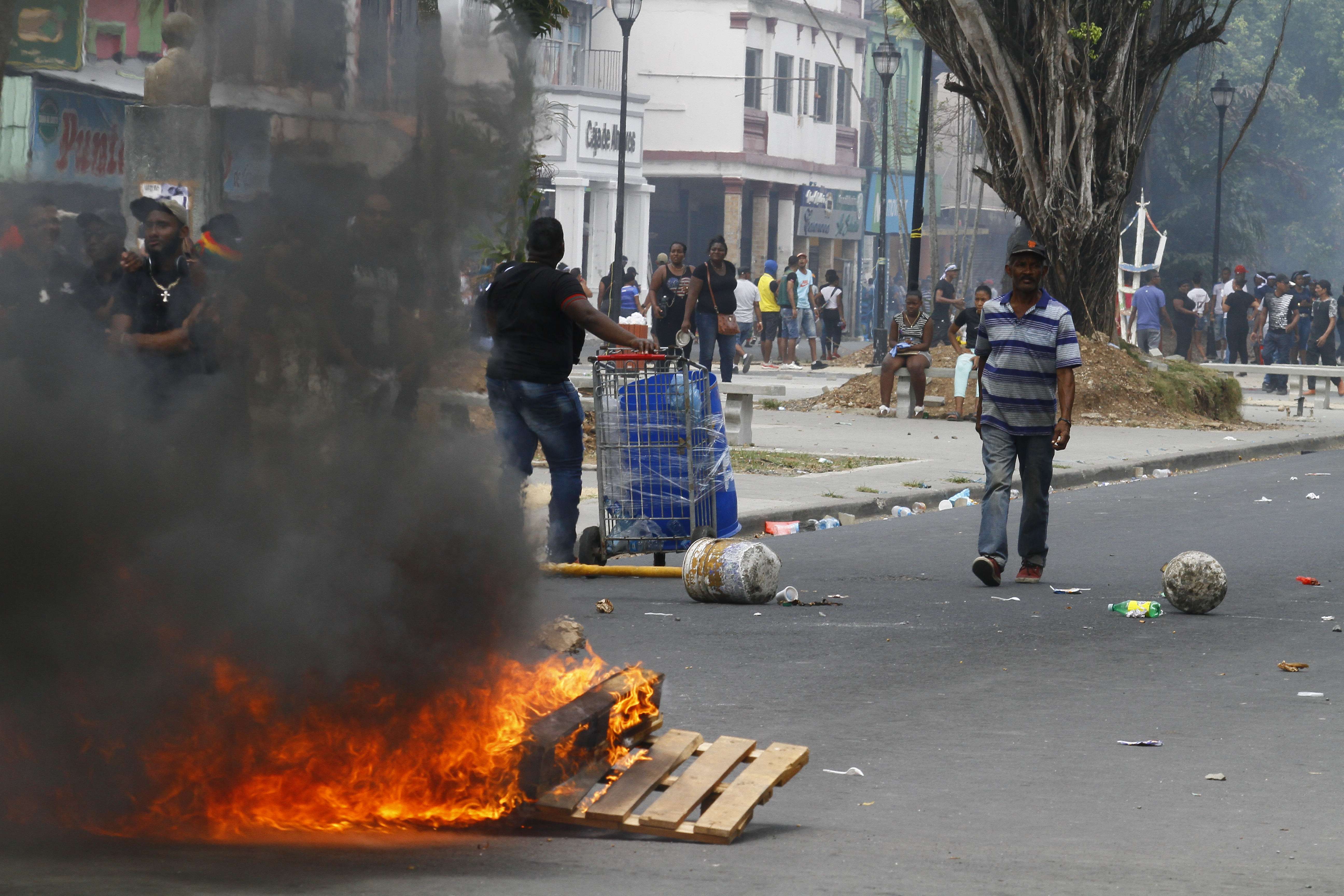 Unas 10 personas han resultado heridas, entre ellas policías.  Foto: Edwards Santos