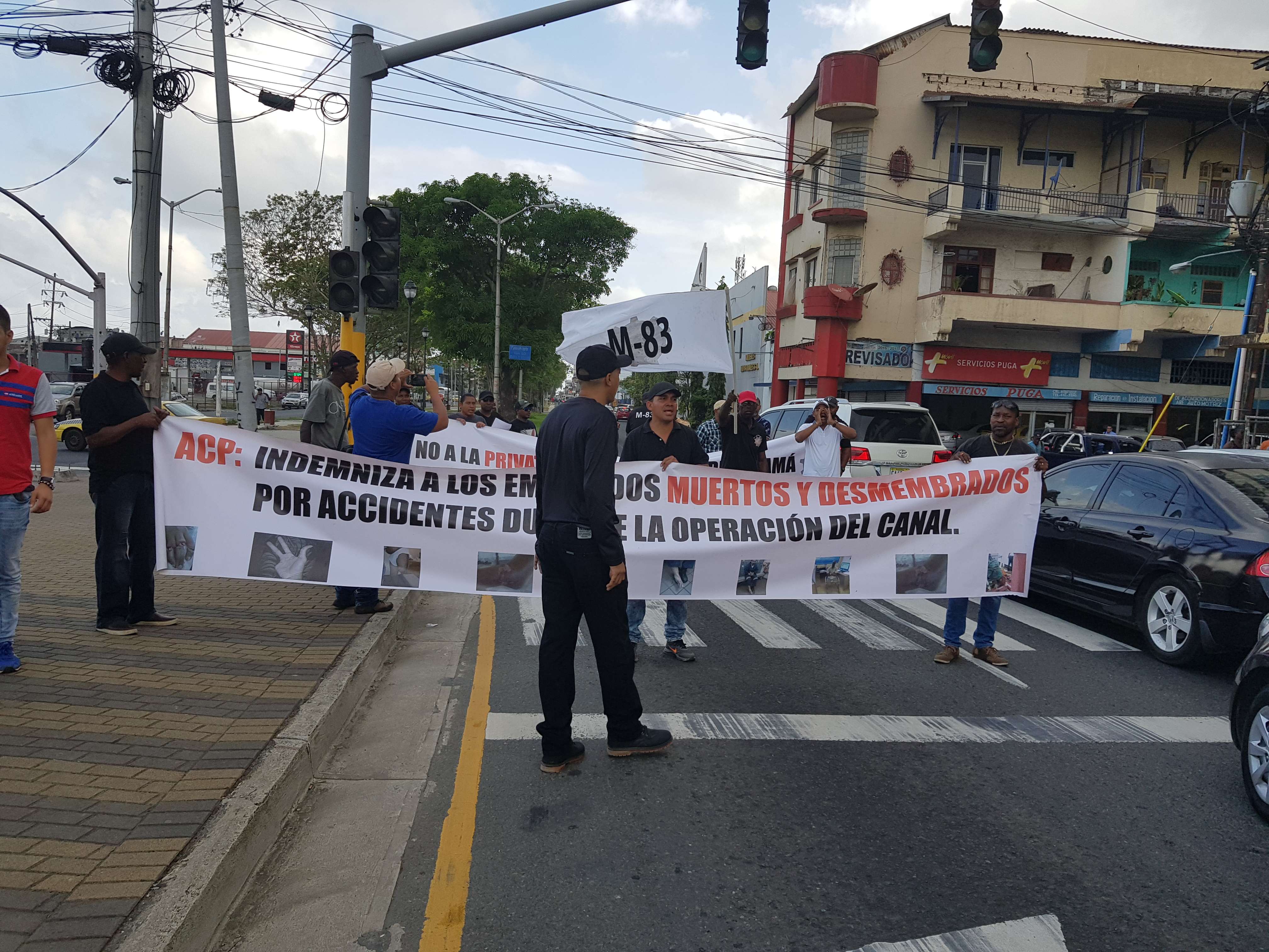 Los obreros cerraron un paño de la vía. 