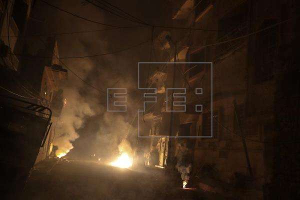 Vista de edificios destruidos después de presuntos ataques aéreos en Duma (Siria). EFE/Archivo