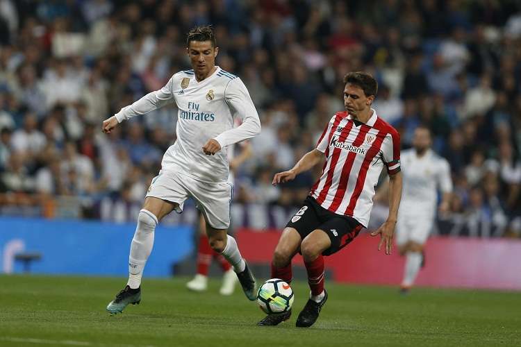 Cristiano Ronaldo domina el balón durante el partido con el Athletic de Bilbao. Foto: AP
