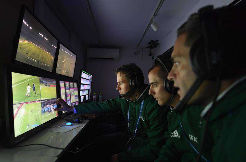 El Mundial de Rusia 2018 utilizará por primera vez la tecnología para aclarar las jugadas polémicas. Foto AP