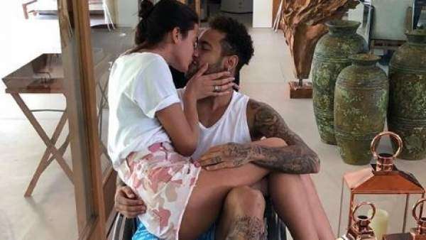 Neymar besa a su novia Bruna en una silla de ruedas.  Foto Instagram Neymar