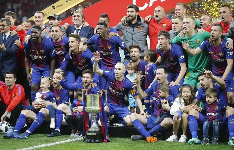 Andrés Iniesta celebra junto a sus compañeros del  Barcelona la Copa del Rey. Foto: AP