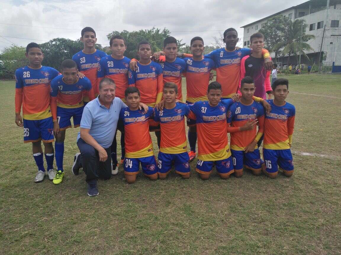 Hernán Darío Gómez compartiendo con los niños de las diferentes escuelas de fútbol del sector de Panamá Este./ Fepafut