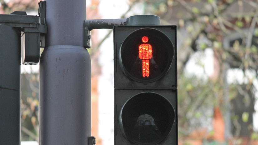 Si cruzas la calle en luz roja, te caerá agua. 