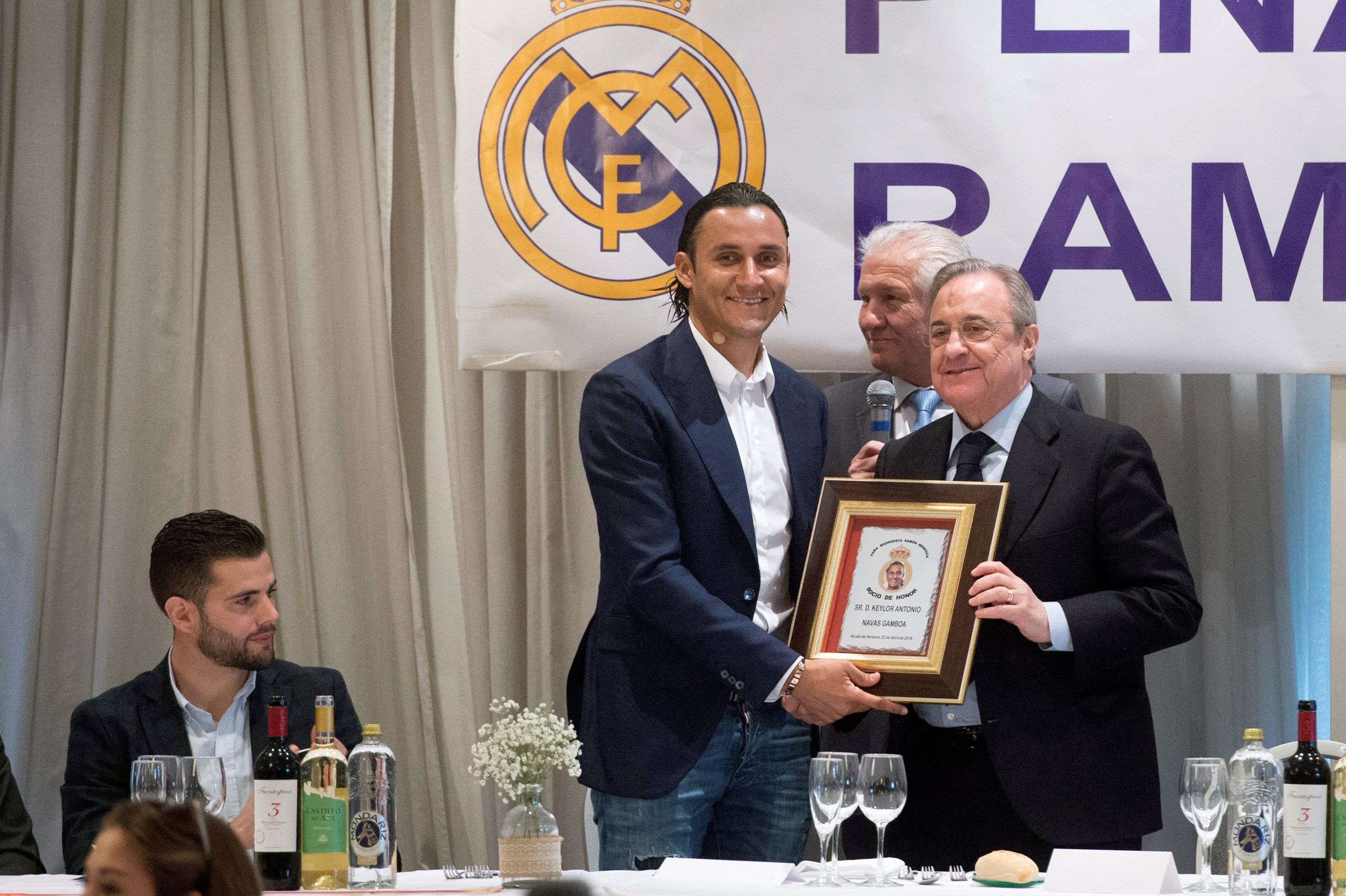 Keylor Navas junto al presidente del Real Madrid, Florentino Pérez. Foto: EFE