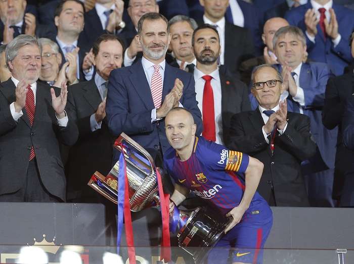 Andrés Iniesta festeja con el trofeo de la Copa del Rey. Foto: AP